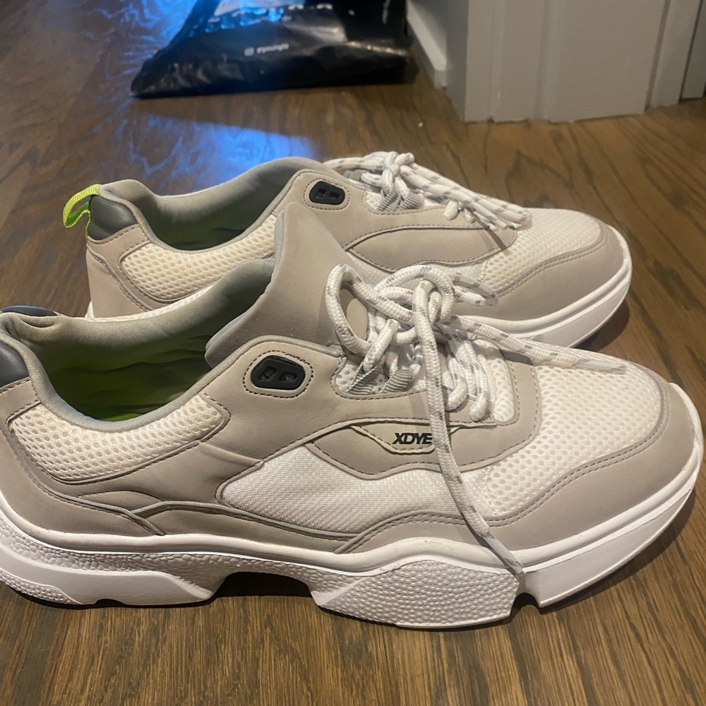 Men’s sneakers size 9